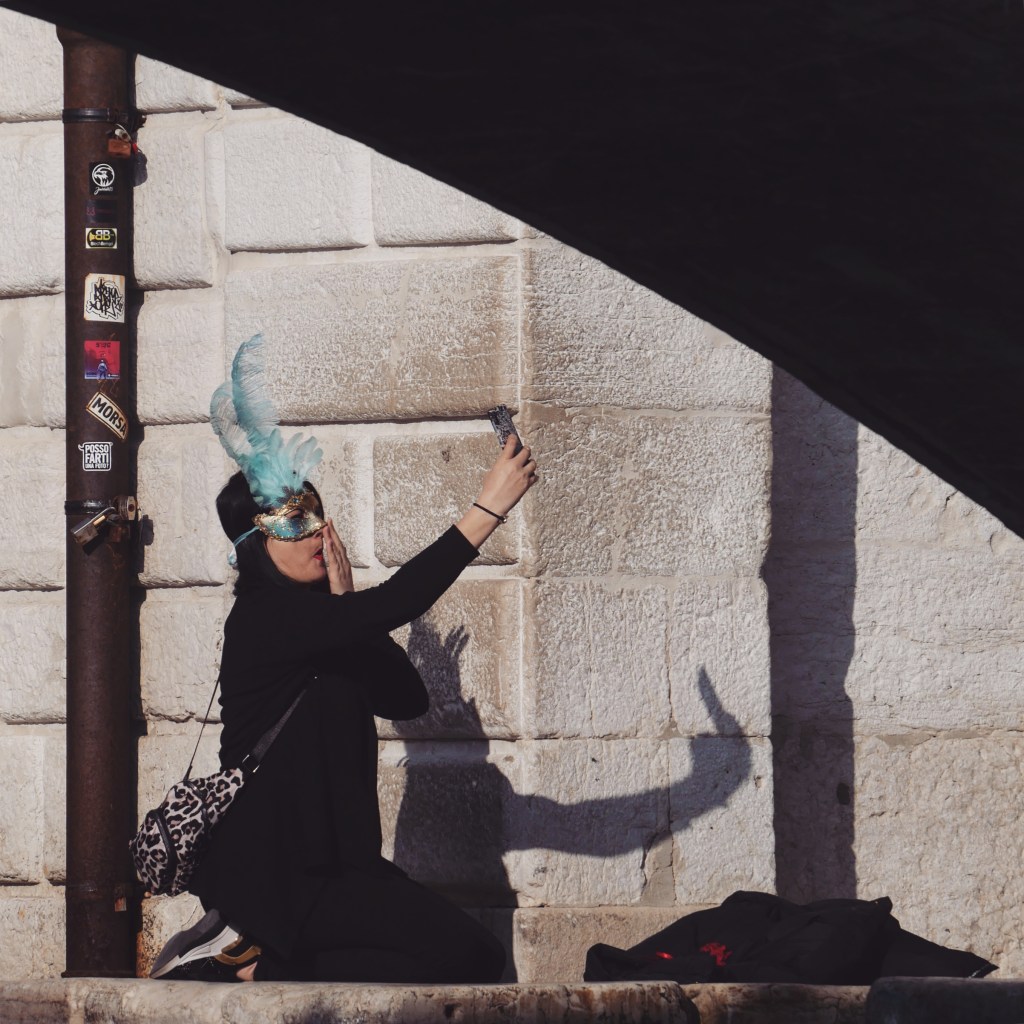 Self-branding sur les réseaux professionnels : illusion de pouvoir, piège de&nbsp;performance